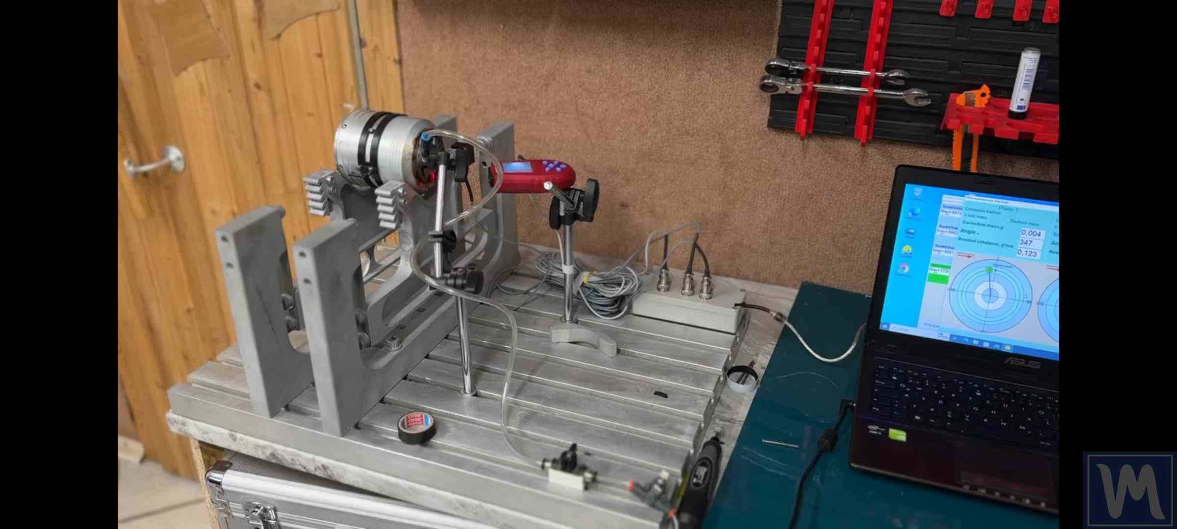 Rotor parne turbine na stroju za uravnoteženje v delavnici