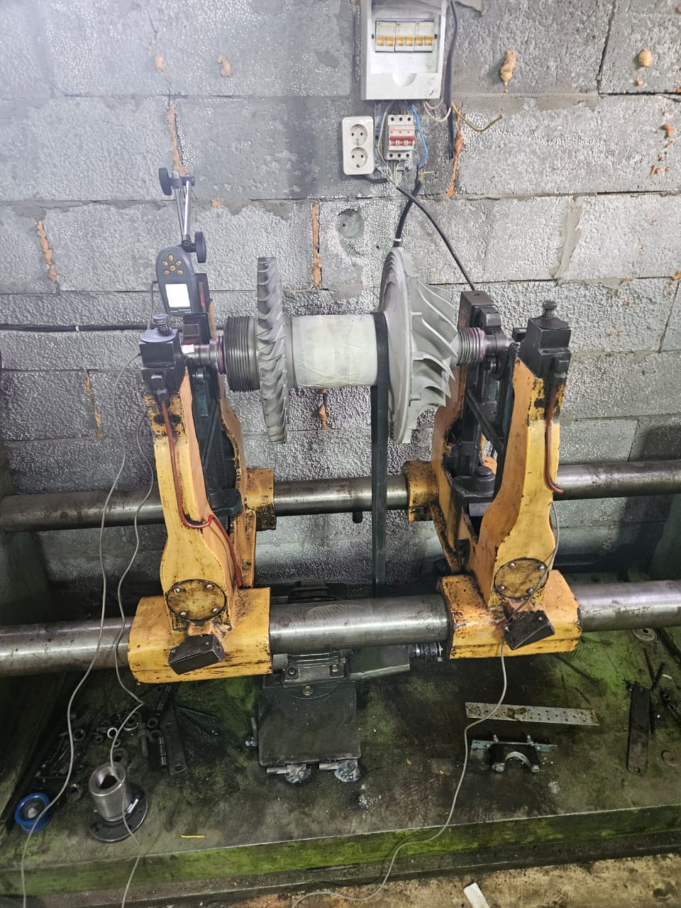 Modernizirano uravnotežno stojalo z Balanset-1A OEM pri delu na rotorju.