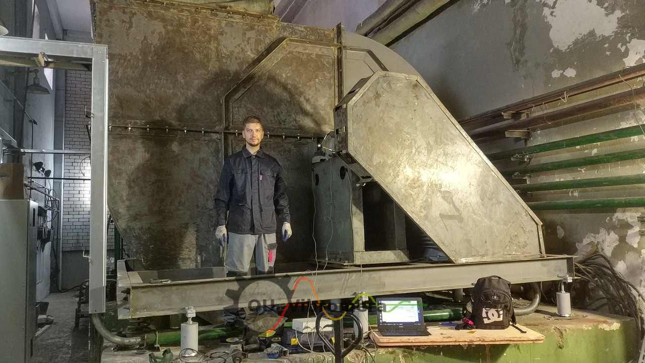 Inženir pri terenskem uravnoteženju industrijskega ventilatorja s prenosno opremo