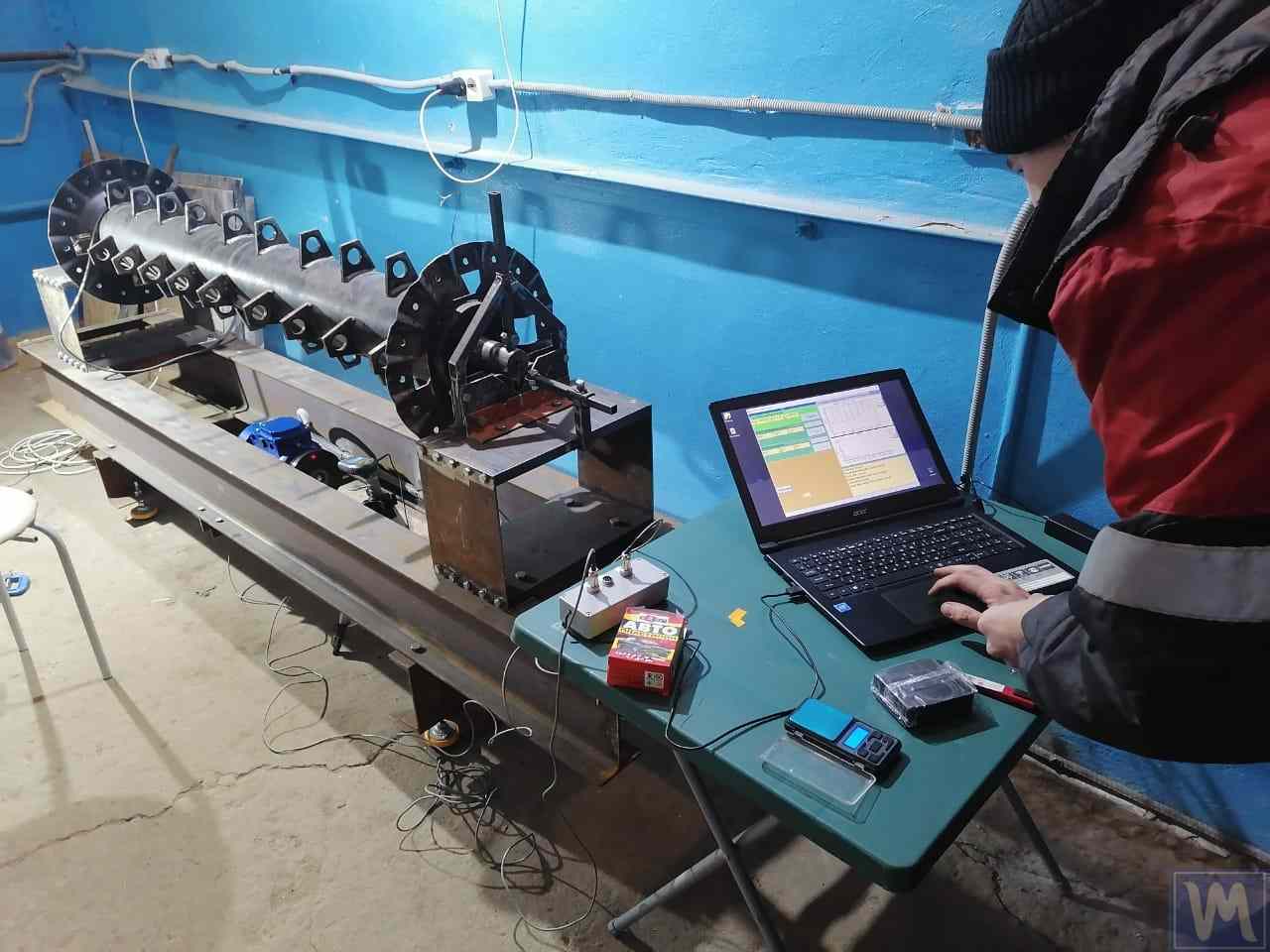 Starejši stroj za uravnoteženje, ki ga posodabljajo s sodobnim merilnim sistemom Balanset-1A OEM.